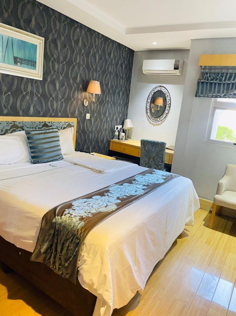 Aquarian Tide Hotel Габороне Екстериор снимка