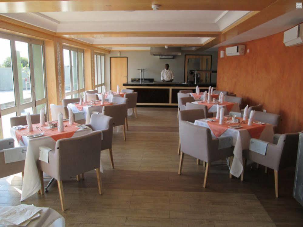 Aquarian Tide Hotel Габороне Екстериор снимка