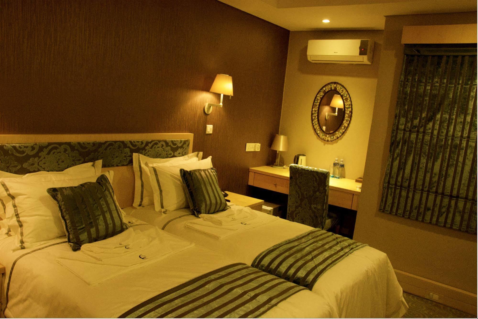 Aquarian Tide Hotel Габороне Екстериор снимка