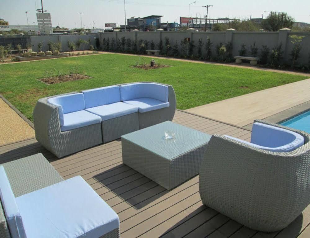 Aquarian Tide Hotel Габороне Екстериор снимка